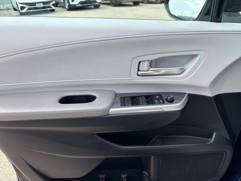 Used 2025 Toyota Sienna XLE FWD image 18