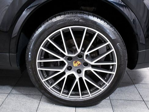 Used 2022 Porsche Cayenne Platinum Edition image 8