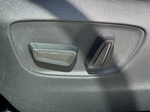 Used 2024 Toyota Highlander LE FWD image 28