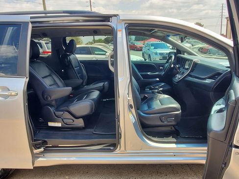 Used 2017 Toyota Sienna SE w/ SE Preferred Package image 31