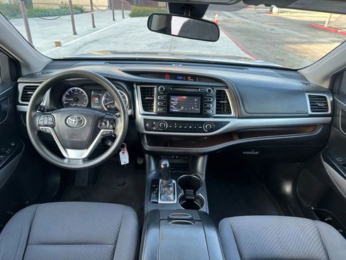 Used 2017 Toyota Highlander LE image 9