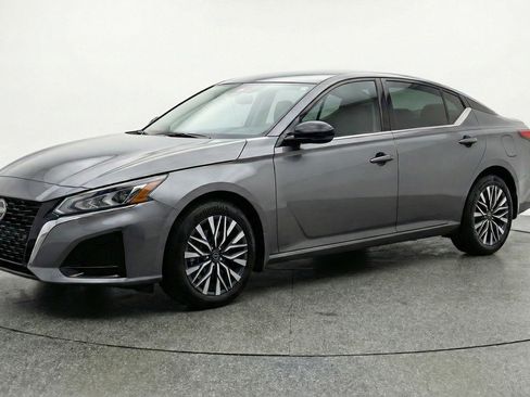 Used 2025 Nissan Altima 2.5 SV image 3