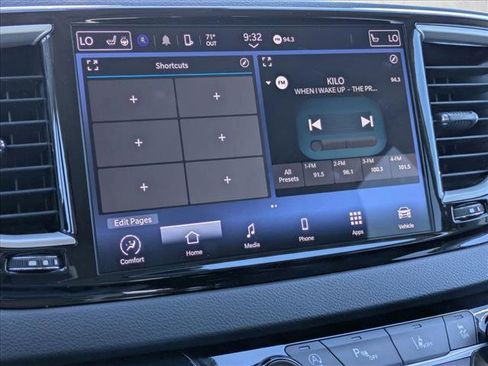 Used 2024 Chrysler Pacifica Touring-L FWD image 12