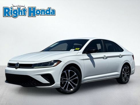 Used 2025 Volkswagen Jetta Sport FWD image 2