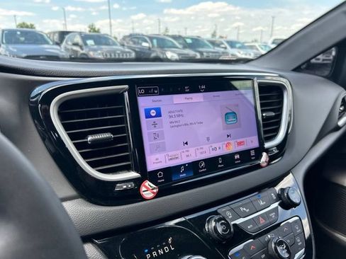 Used 2025 Chrysler Pacifica Select FWD image 8