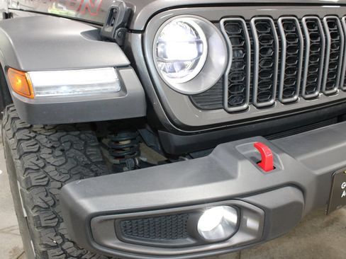 Used 2025 Jeep Wrangler Unlimited Rubicon AWD/4WD image 12