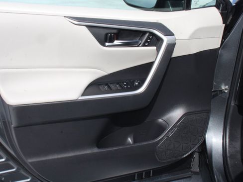 Used 2022 Toyota RAV4 XLE Premium FWD image 10