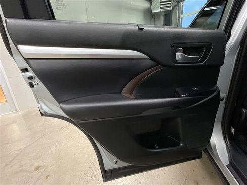 Used 2019 Toyota Highlander XLE AWD/4WD image 25
