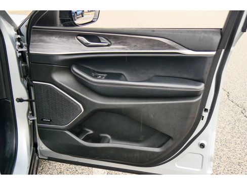 Used 2022 Jeep Grand Cherokee Limited image 16