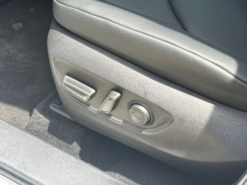 Used 2025 Toyota Highlander XLE FWD image 15