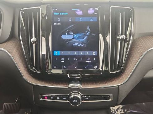 Used 2022 Volvo XC60 B5 Momentum image 17