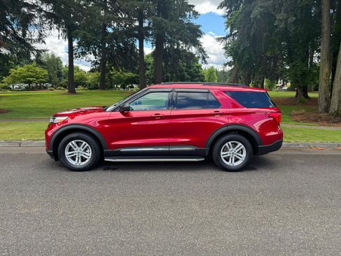 Used 2021 Ford Explorer XLT w/ Equipment Group 202A AWD/4WD image 2