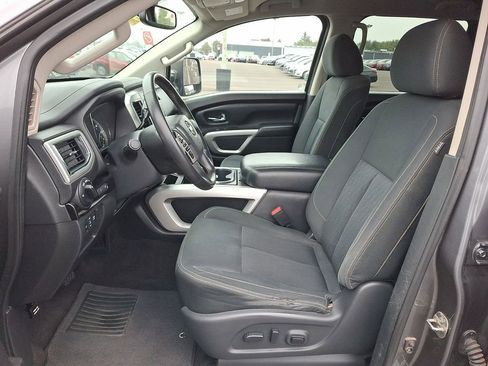 Used 2017 Nissan Titan SV image 14