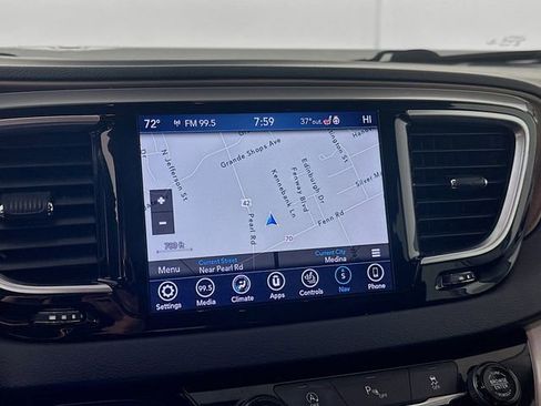 Used 2018 Chrysler Pacifica Touring-L Plus w/ Tire & Wheel Group image 14