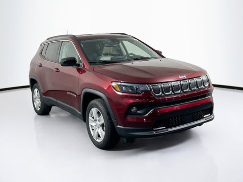 Used 2022 Jeep Compass Latitude AWD/4WD image 3