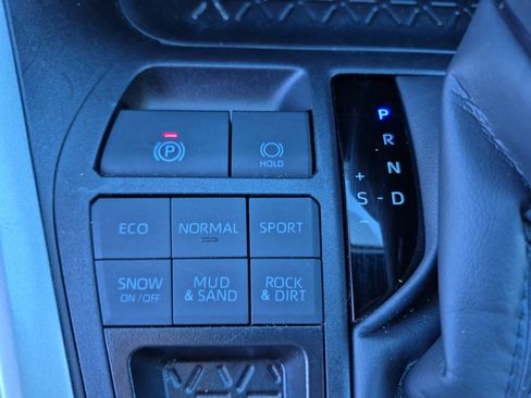 Used 2025 Toyota RAV4 XLE AWD/4WD image 32