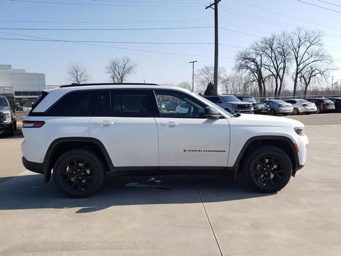 New 2026 Jeep Grand Cherokee Altitude AWD/4WD image 11