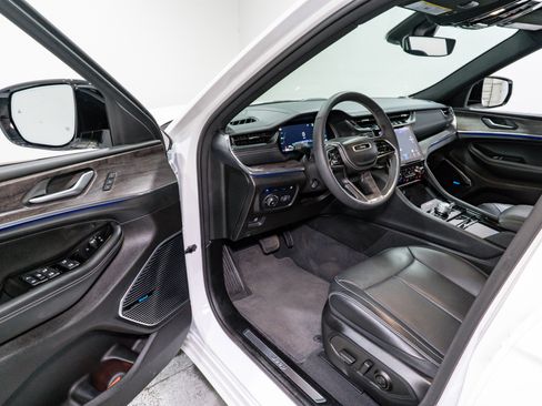 Used 2024 Jeep Grand Cherokee Overland w/ Trailer Tow Package image 12