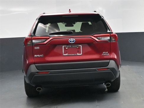 Used 2020 Toyota RAV4 XLE w/ Convenience Package image 23