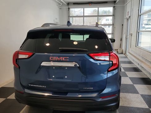 Used 2024 GMC Terrain SLE w/ Driver Convenience Package image 4