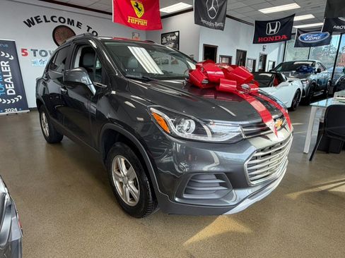 Used 2017 Chevrolet Trax LT w/ LT Convenience Package AWD/4WD image 2