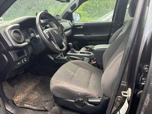 Used 2017 Toyota Tacoma TRD Sport AWD/4WD image 5