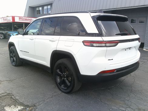 Used 2023 Jeep Grand Cherokee Altitude AWD/4WD image 10