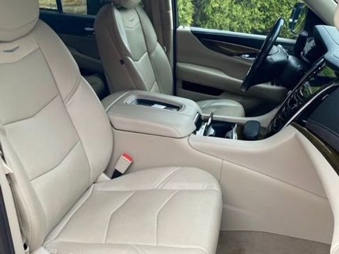 Used 2019 Cadillac Escalade Premium Luxury AWD/4WD image 7