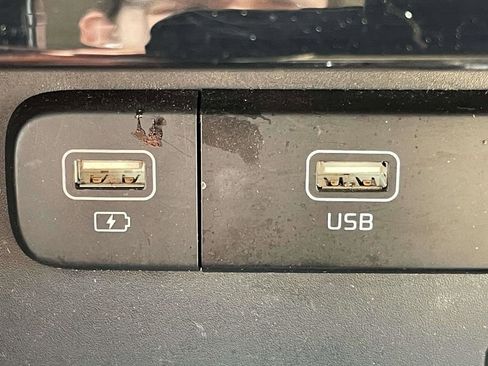 Used 2024 Kia Carnival EX image 23