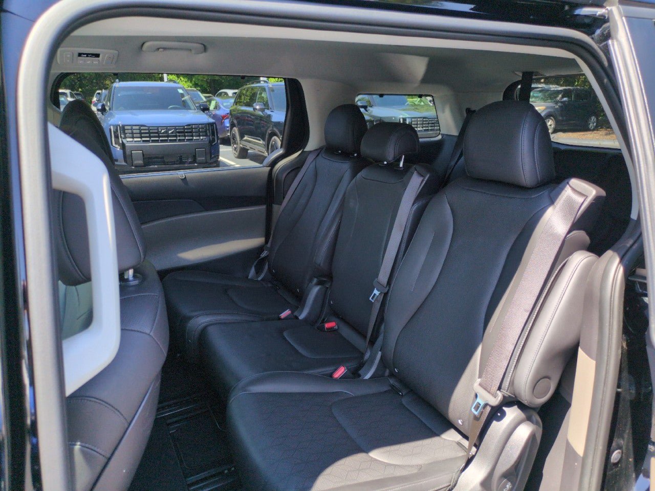 Certified 2025 Kia Carnival EX FWD image 23