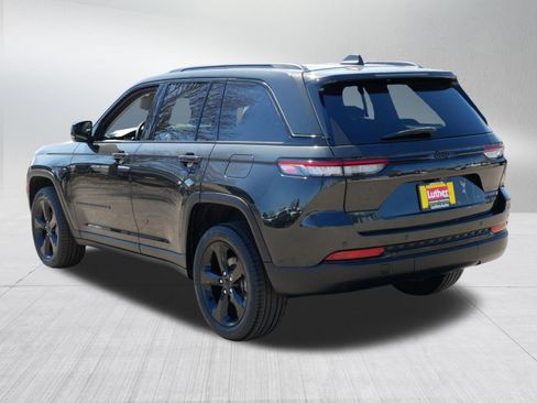 Used 2023 Jeep Grand Cherokee Limited w/ Black Appearance Package AWD/4WD image 5