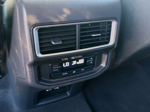 Certified 2025 Volkswagen Atlas SE FWD image 22