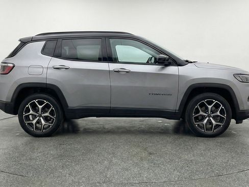 Used 2025 Jeep Compass Limited image 11