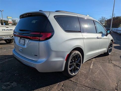 New 2026 Chrysler Pacifica Select image 4