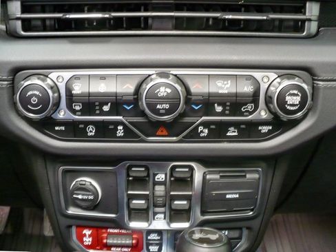 Certified 2024 Jeep Wrangler Unlimited Rubicon w/ Technology Group image 17