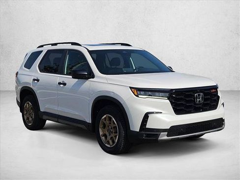 Used 2024 Honda Pilot TrailSport image 3