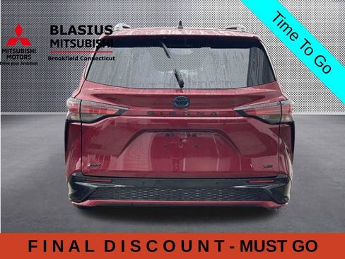 Used 2025 Toyota Sienna XSE w/ XSE Plus Package FWD image 7