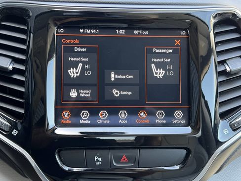 Used 2019 Jeep Cherokee Limited image 28