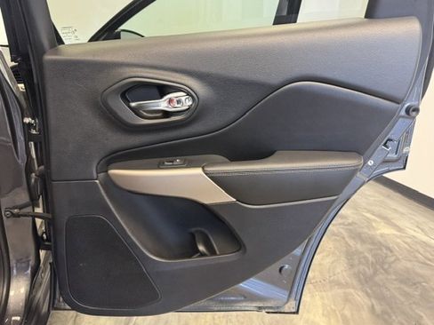 Used 2018 Jeep Cherokee Limited AWD/4WD image 46