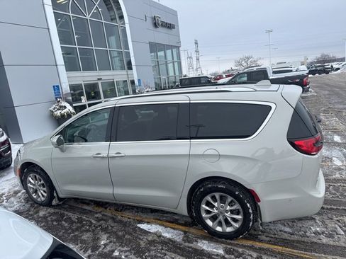 Used 2021 Chrysler Pacifica Touring-L w/ Premium & Safety Sphere Group image 4