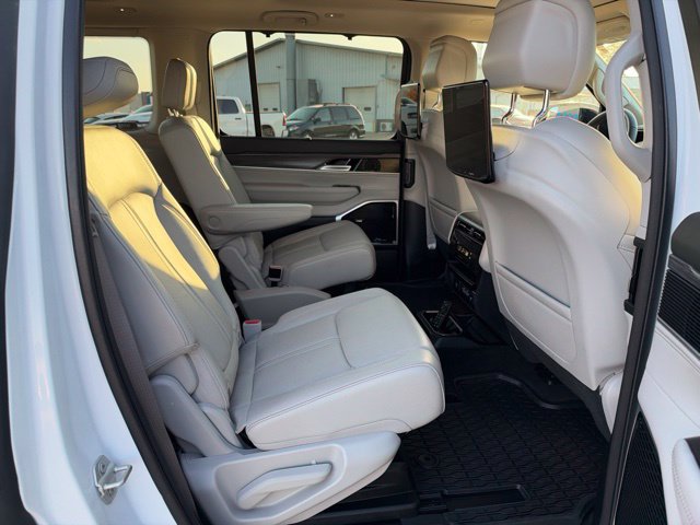 Used 2024 Jeep Wagoneer Series III w/ Premium Group I AWD/4WD image 26