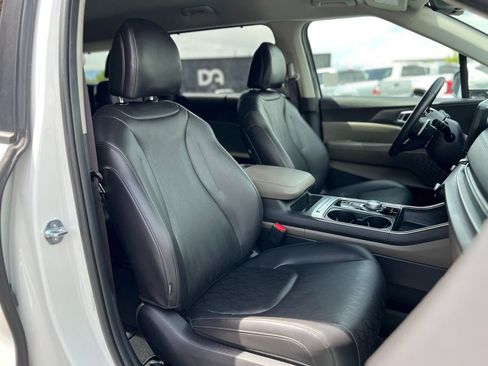 Used 2025 Kia Carnival EX FWD image 28