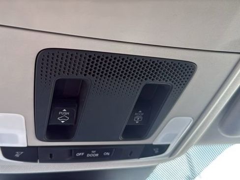 Used 2023 Honda Pilot Touring image 19