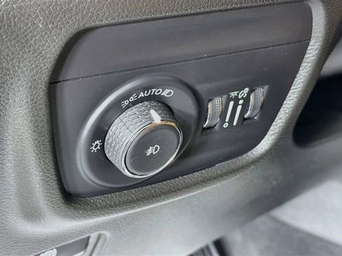 Used 2023 Jeep Grand Cherokee L Summit w/ Luxury Tech Group V AWD/4WD image 10