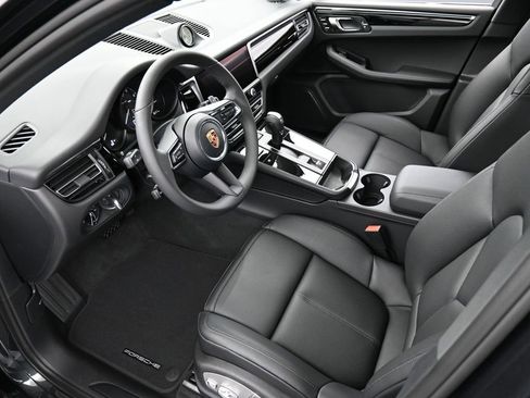 New 2026 Porsche Macan image 4
