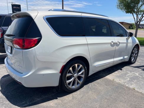 Used 2020 Chrysler Pacifica Limited FWD image 6