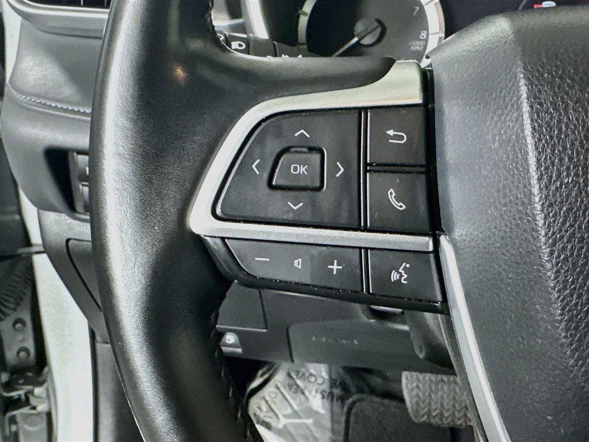 Used 2023 Toyota Highlander XLE FWD image 16
