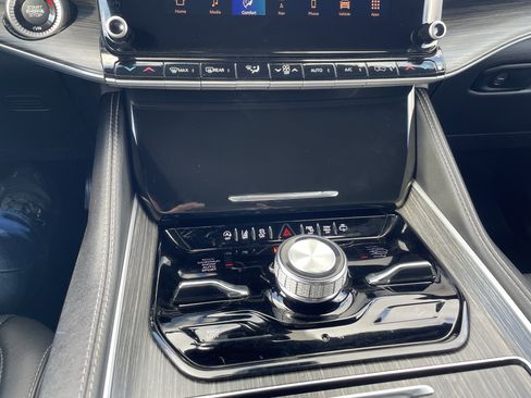 Used 2023 Jeep Wagoneer Series III w/ Preferred Equipment Group image 9