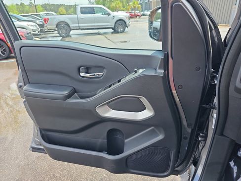 Used 2025 Nissan Frontier SV image 26