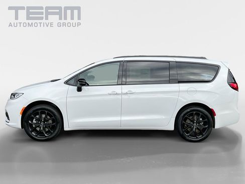 New 2026 Chrysler Pacifica Select w/ S Appearance Package image 4